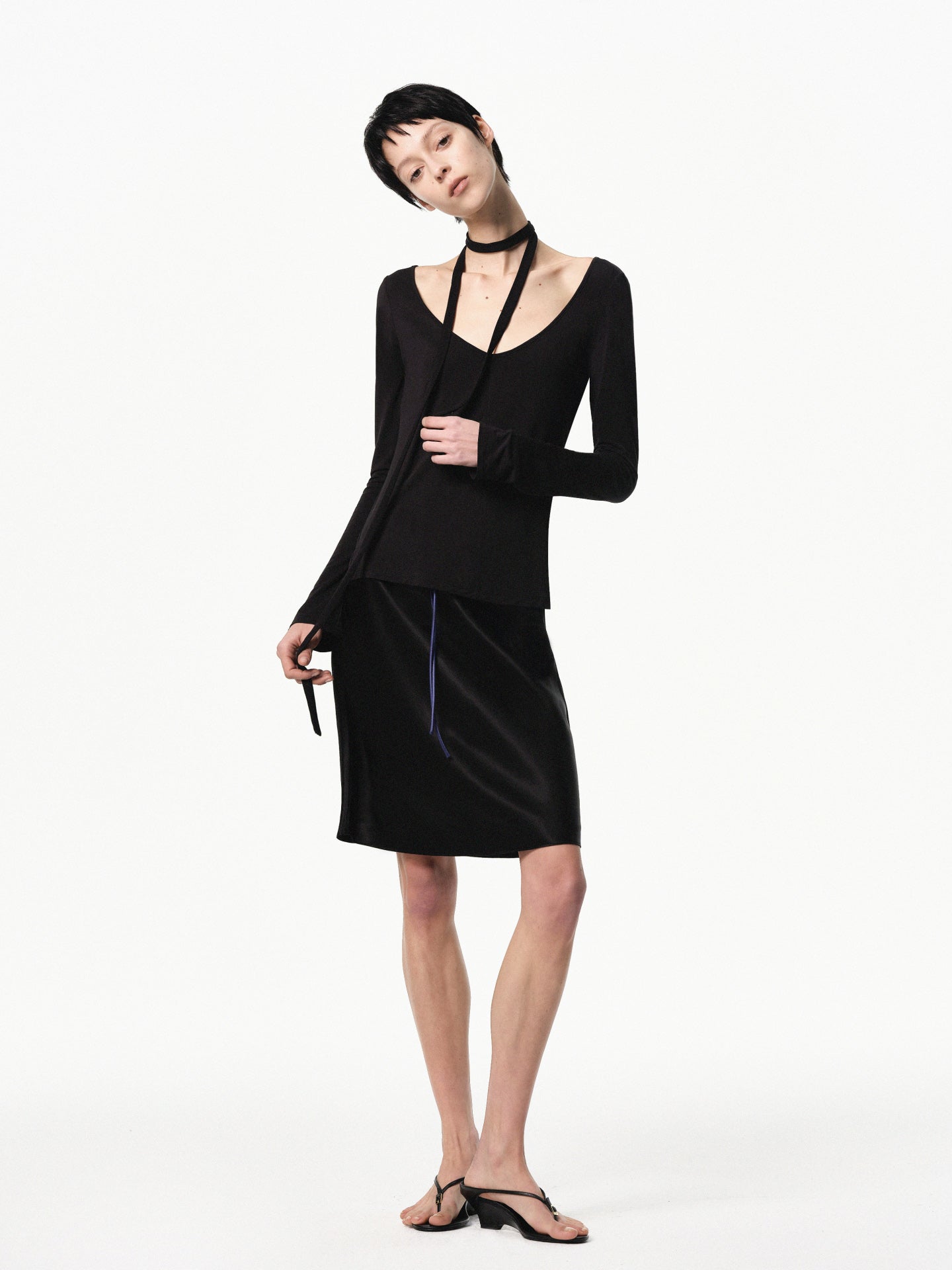 “Edit” Tie-detail V-neck Slim Top