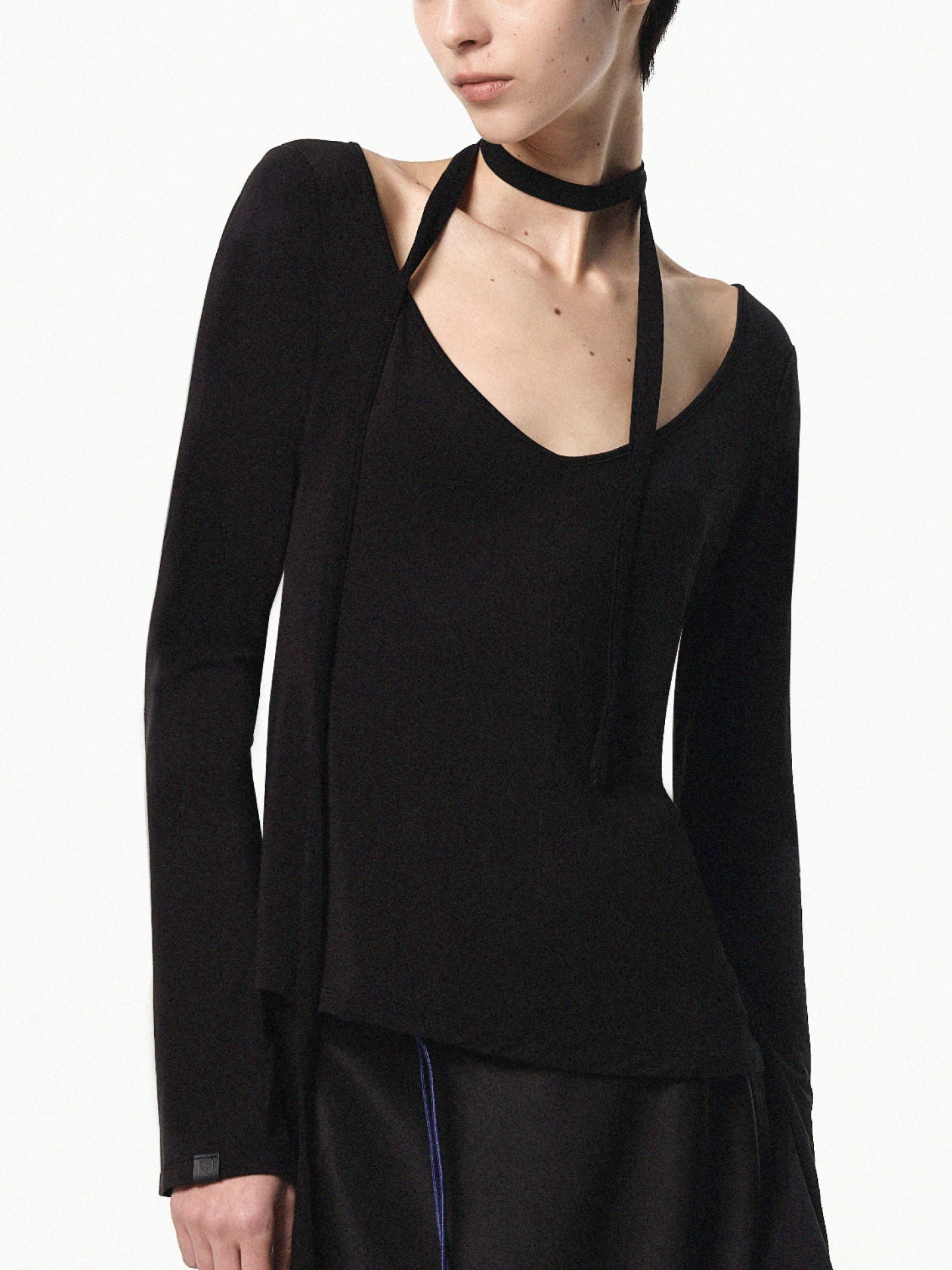 “Edit” Tie-detail V-neck Slim Top